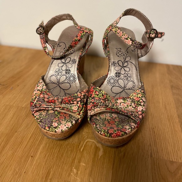 Jellypop Women's Audrie Wedge Sandal - Picture 5 of 5